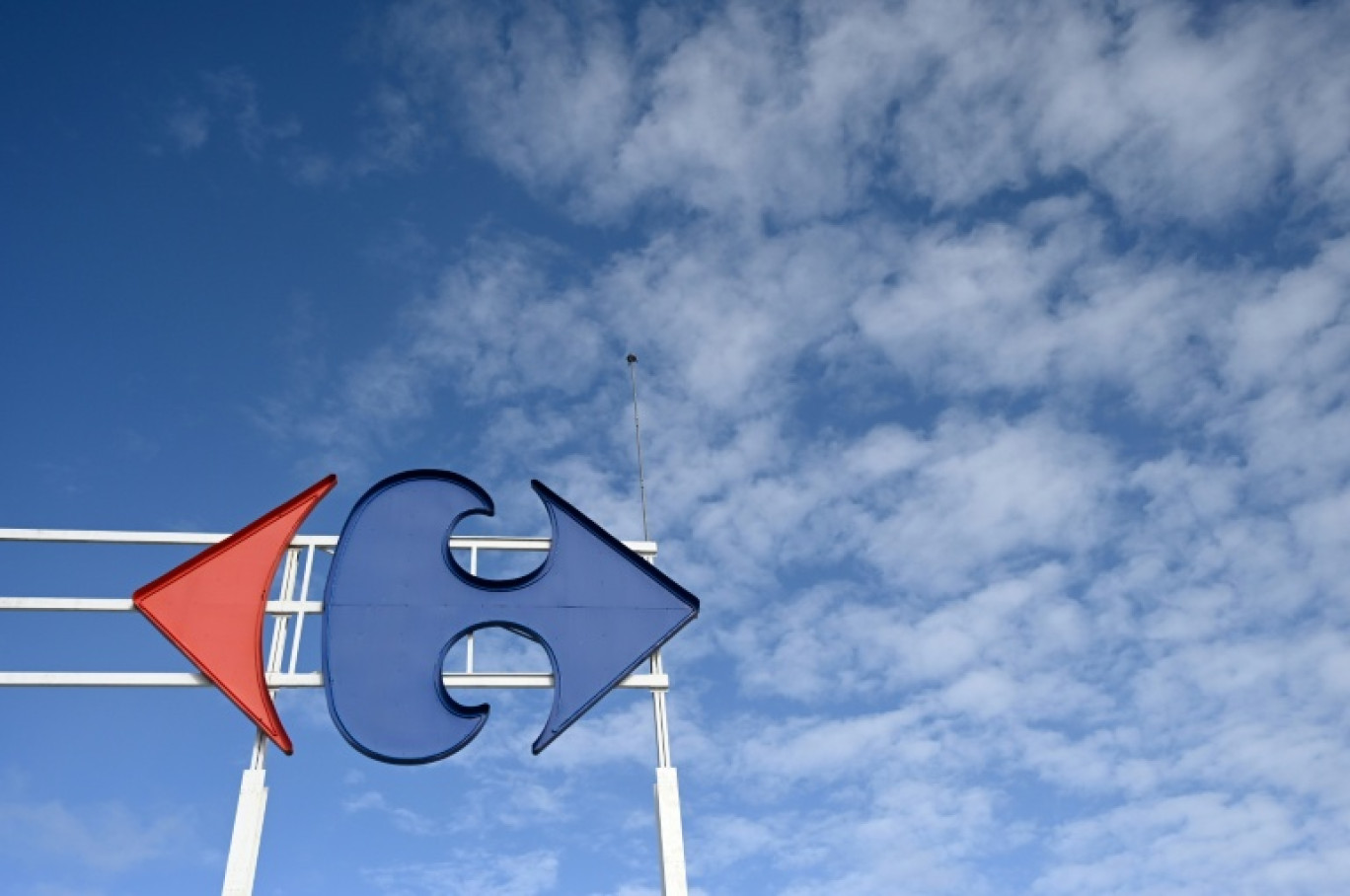 Le Pdg de Carrefour, Alexandre Bompard, s'exprime lors de l'assemblée générale des actionnaires, le 28 mai 2025 à Massy, près de Paris © STEPHANE DE SAKUTIN