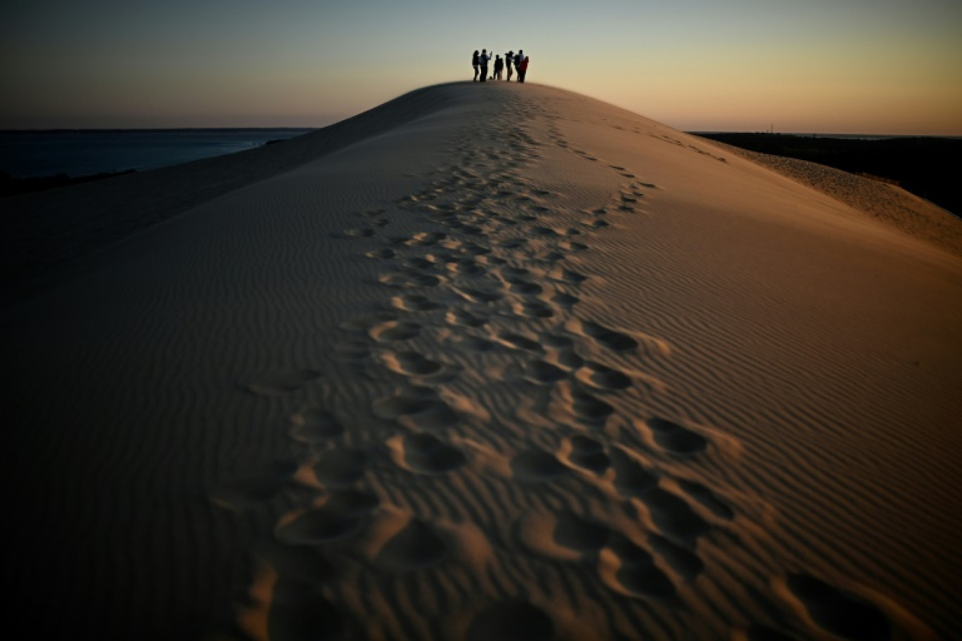 Des visiteurs au sommet de la dune du Pilat, le 10 avril 2025 à La Teste-de-Buch, en Gironde © Christophe ARCHAMBAULT
