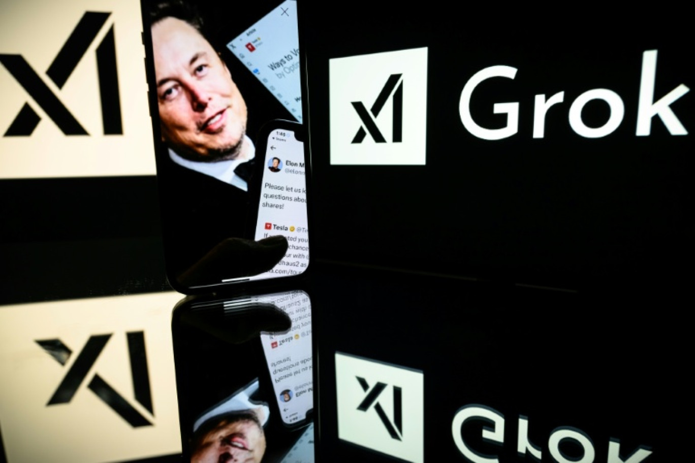 Logo de Grok, l'assistant d'intelligence artificielle (IA) générative, avec son fondateur le milliardaire sud-africain Elaon Musk. © Lionel BONAVENTURE