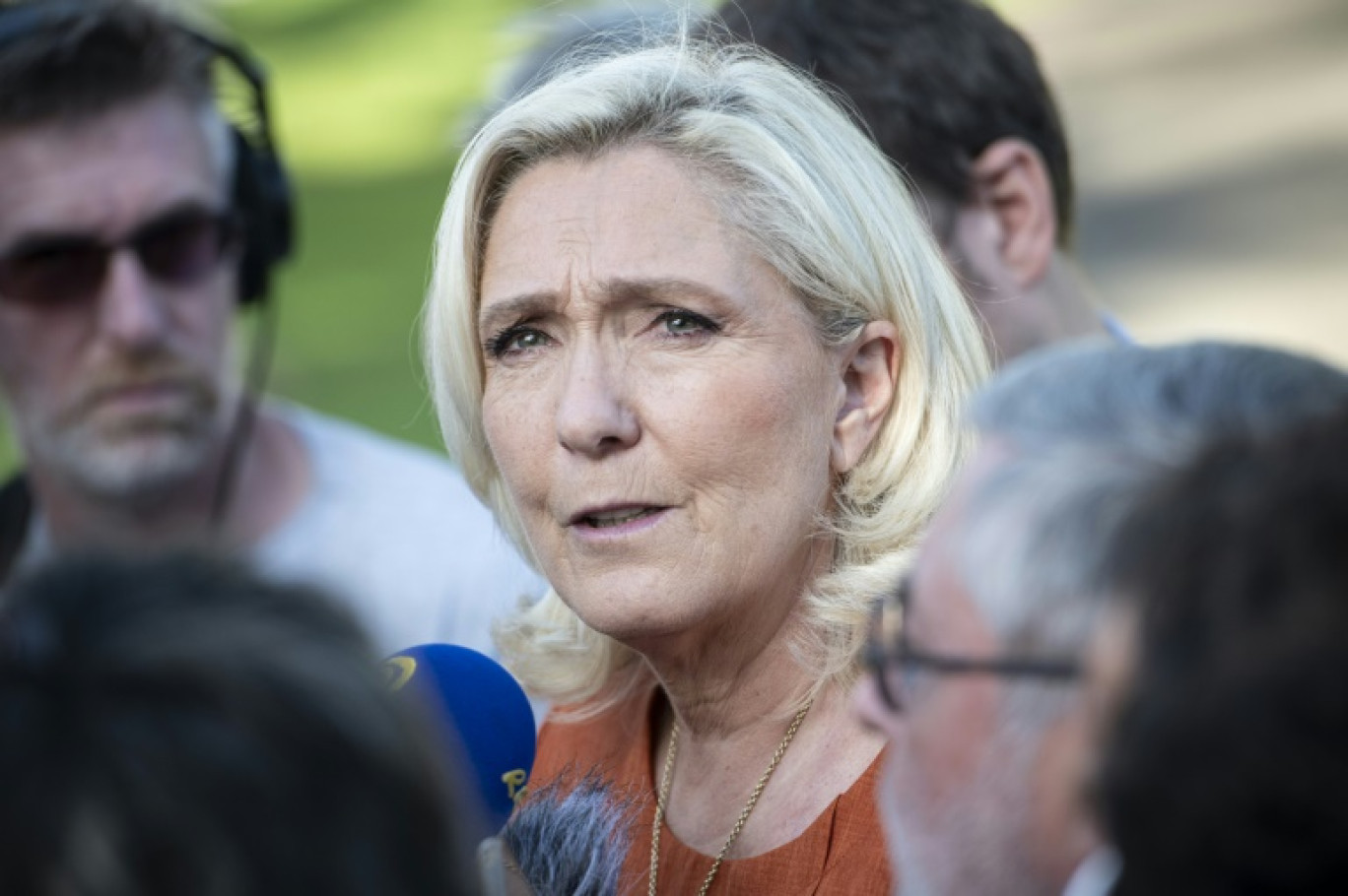 La présidente du groupe parlementaire du RN à l'Assemblée nationale Marine Le Pen s'adresse à des journalistes à Nouméa, en Nouvelle-Calédonie, le 28 mai 2025 © Delphine MAYEUR