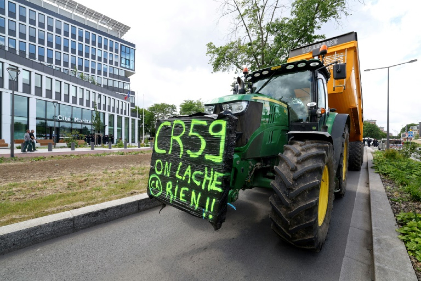 Des membres de la Coordination rurale manifestent devant le bâtiment de la Direction départementale des territoires et de la mer (DDTM) à Lille, le 28 mai 2025 © FRANCOIS LO PRESTI