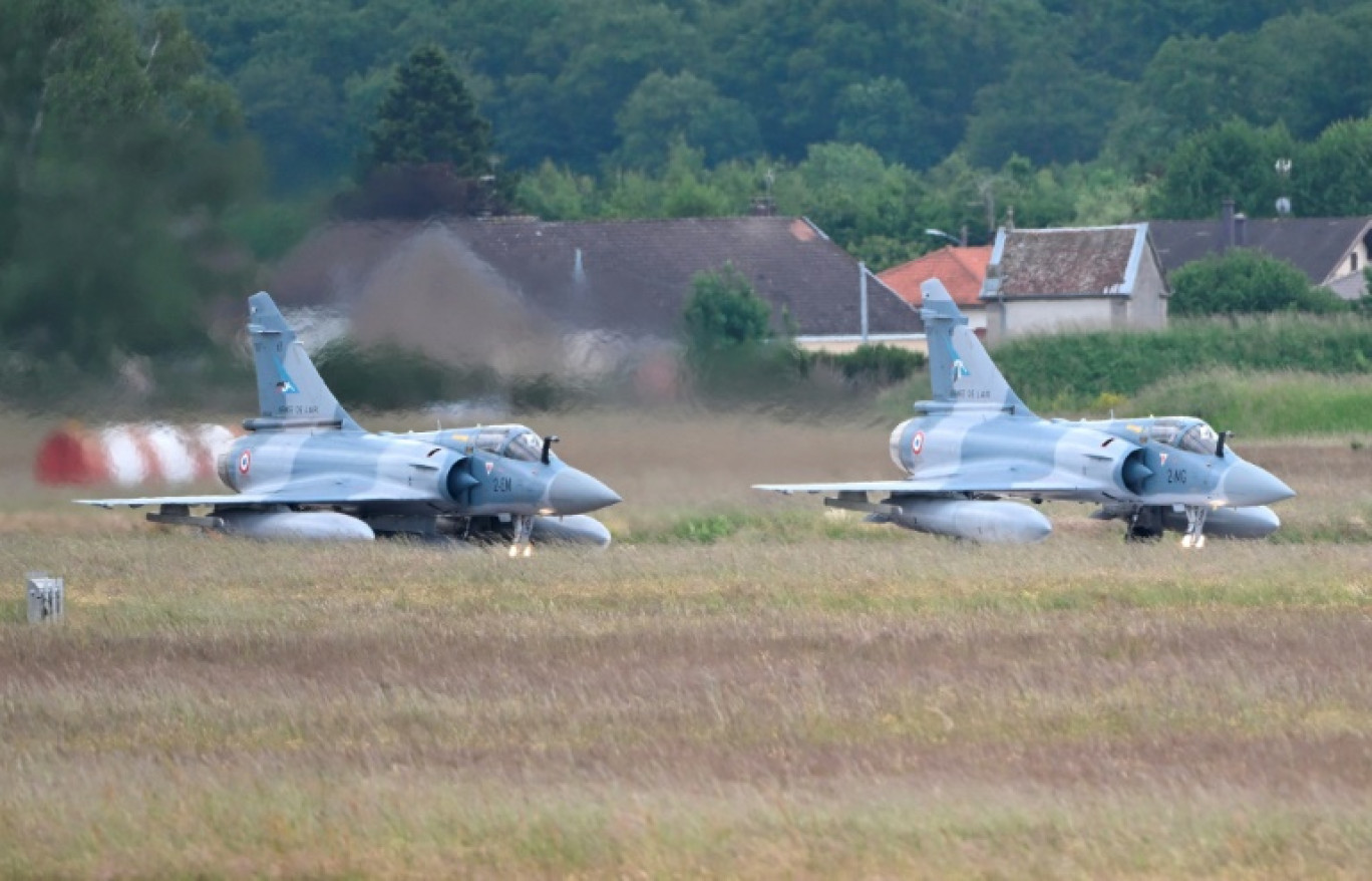 Des Mirage 2000-5F de l'escadron de chasse "Cigognes" 1/2 (EC) se préparent à décoller de la base aérienne 116 de l'armée de l'air française à Luxeuil-les-Bains, le 27 mai 2025 en Haute-Saône © Jean-Christophe VERHAEGEN