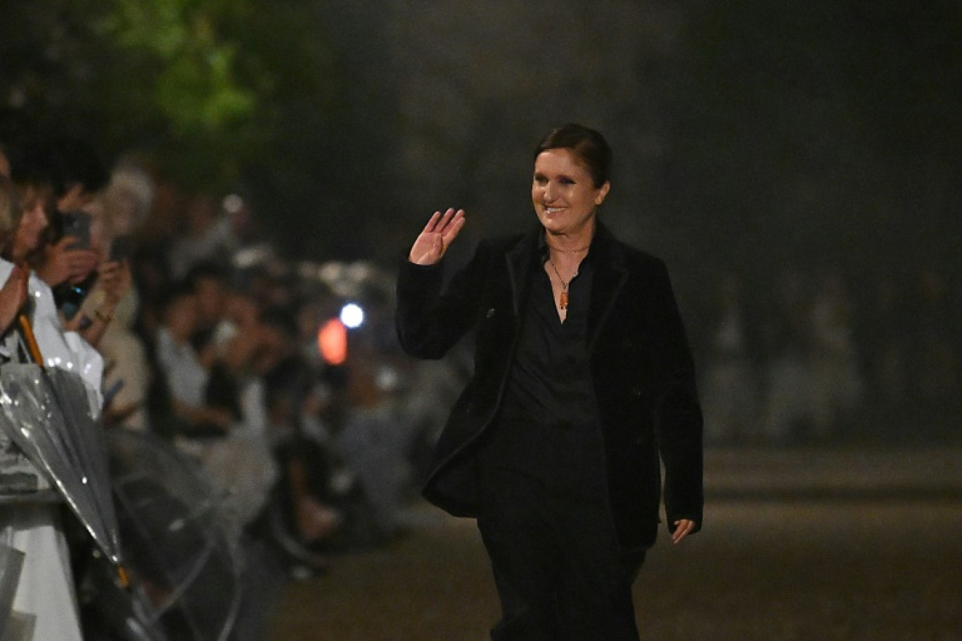 Maria Grazia Chiuri (c), directrice artistique de Dior, salue le public à la fin du défilé de la collection Dior Femme Croisière 26 à la Villa Albani Torlonia, à Rome, le 27 mai 2025 © Andreas SOLARO