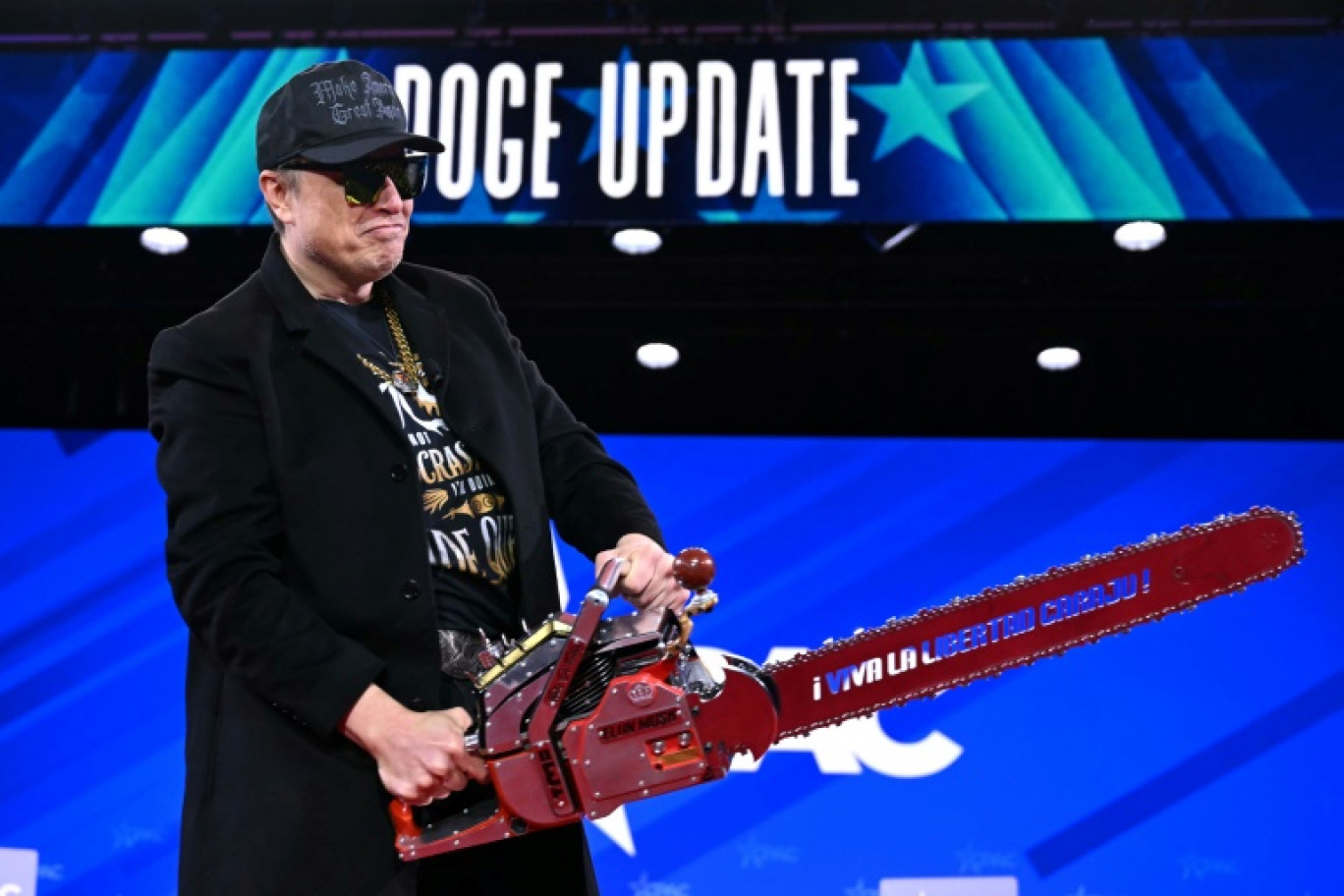 Elon Musk brandit une tronçonneuse sur la scène d'une convention conservatrice, le 20 février 2025 à Oxon Hill, dans le Maryland © SAUL LOEB