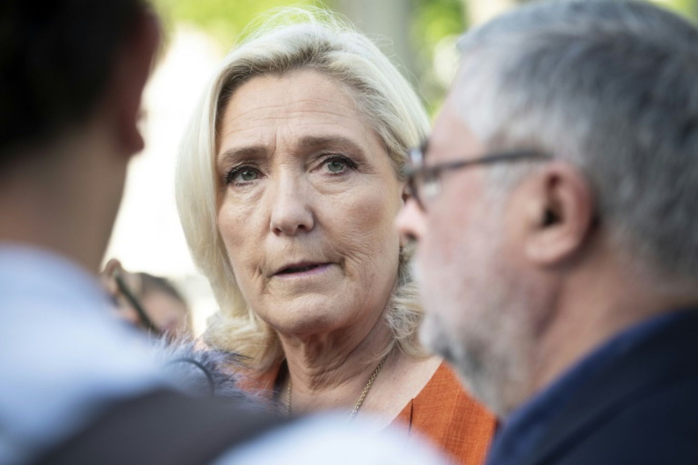 Marine Le Pen, ici le 28 mai 2025 à Nouméa, brandit la menace d'une censure si le gouverement Bayrou voulait recourir à la TVA sociale dans le budget 2026 © Delphine MAYEUR