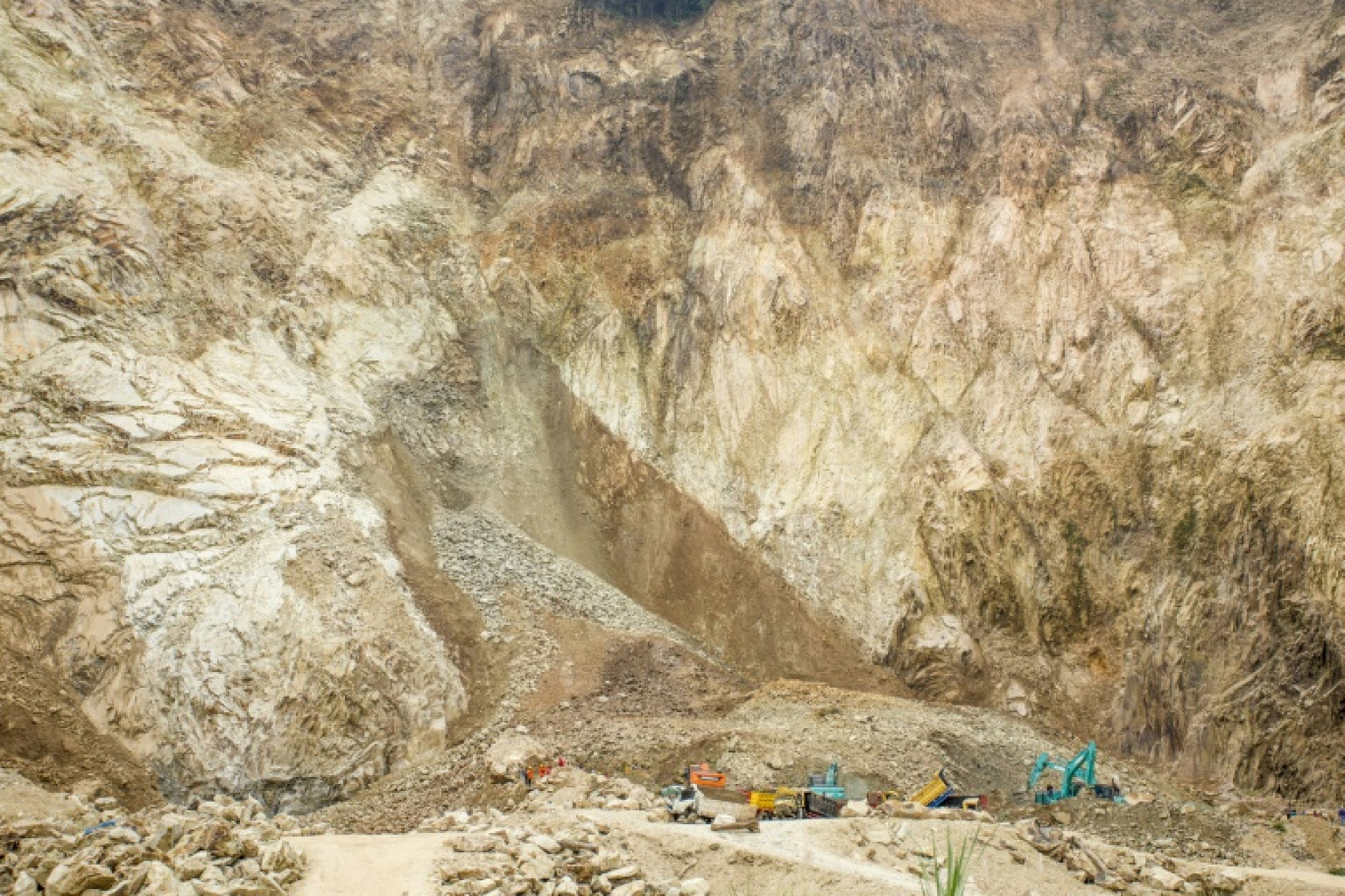 Les secouristes à la recherche de victimes, après l'éboulement survenu le 30 mai dans la carrière de calcaire de Cirebon, en Indonésie. © Rizky Josahema Tambunan