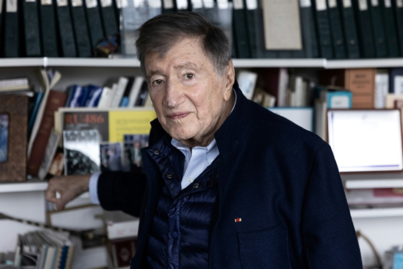 Le professeur Etienne-Emile Baulieu, dans son bureau à l'hôpital de Kremlin-Bicêtre, le 17 mars 2023 © JOEL SAGET