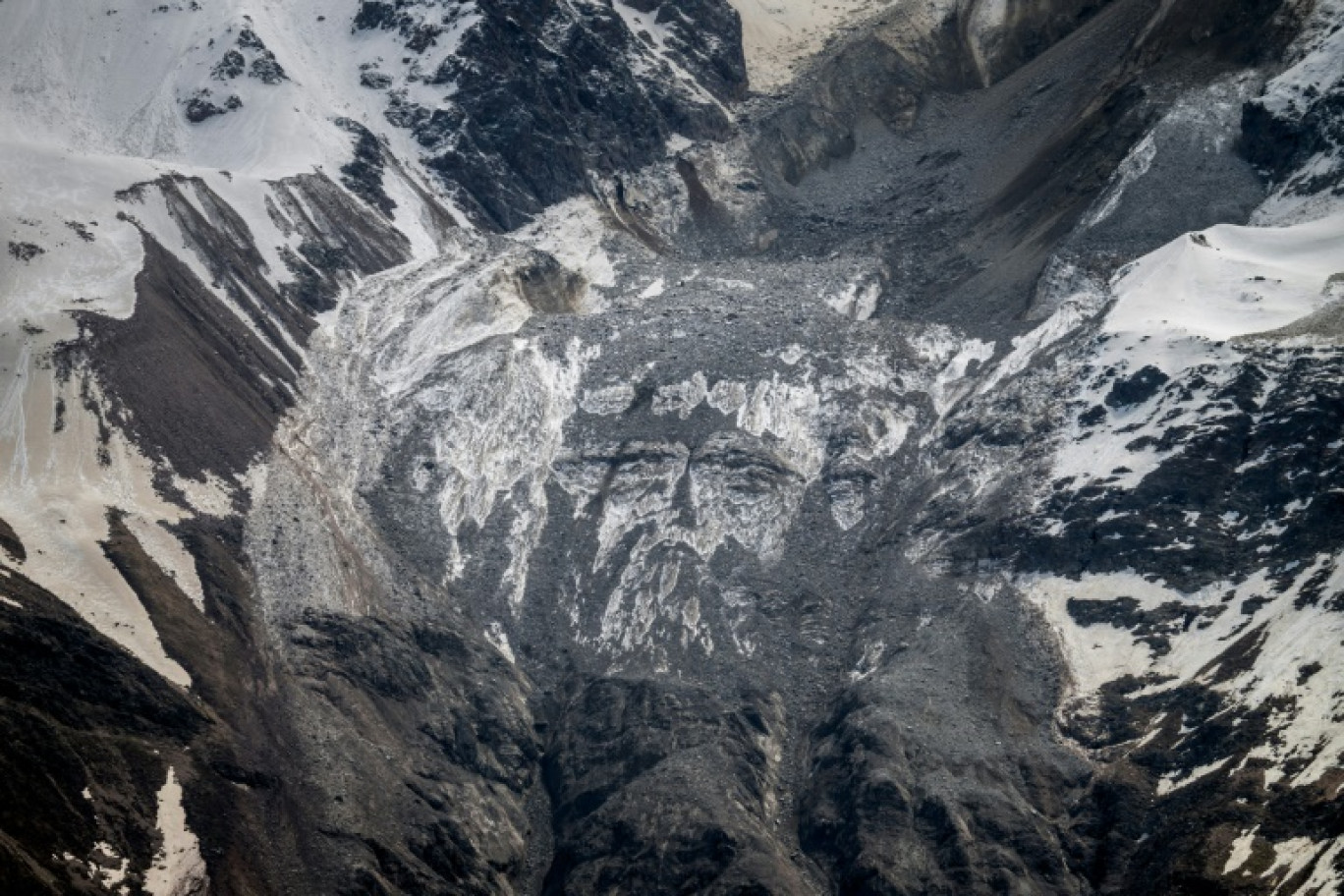 Vue aérienne de ce qui reste du glacier du Birch qui s'est effondré la veille et a détruit le village de Blatten dans les Alpes suisses, le 29 mai 2025 © FABRICE COFFRINI