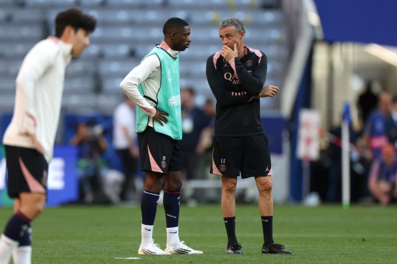 L'entraîneur espagnol du PSG, Luis Enrique (d), s'entretient avec l'attaquant français, Ousmane Dembele (c), lors d'une séance d'entraînement à la veille de la finale de la Ligue des champions entre l'Inter Milan et le PSG à Munich, le 30 mai 2025 © FRANCK FIFE