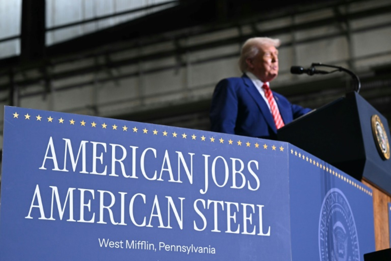 Le président américain Donald Trump (2e g) parle avec des employés lors d'une visite à l'acierie US Steel à West Mifflin, en Pennsylvanie, le 30 mai 2025 © SAUL LOEB