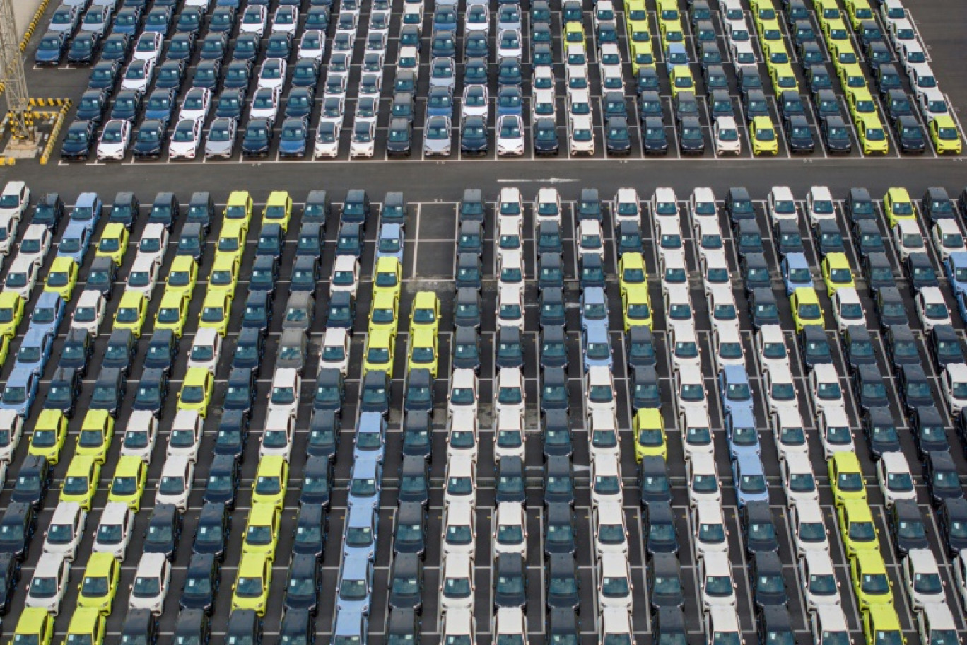 Des voitures de la marque BYD dans l'attente d'embarquer pour être exportées, le 27 avril 2025 dans le port de Taicang, dans la province de Jiangsu (est) © STR