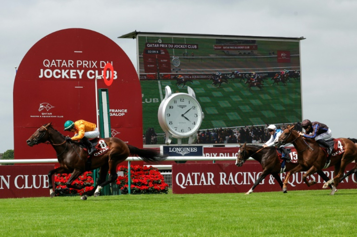 Le jockey français Ronan Thomas (g) et son cheval Look de Vega franchissent la ligne d'arrivée pour remporter la 184e course hippique du Qatar Prix du Jockey Club sur l'hippodrome de Chantilly, le 2 juin 2024 dans l'Oise © Geoffroy VAN DER HASSELT