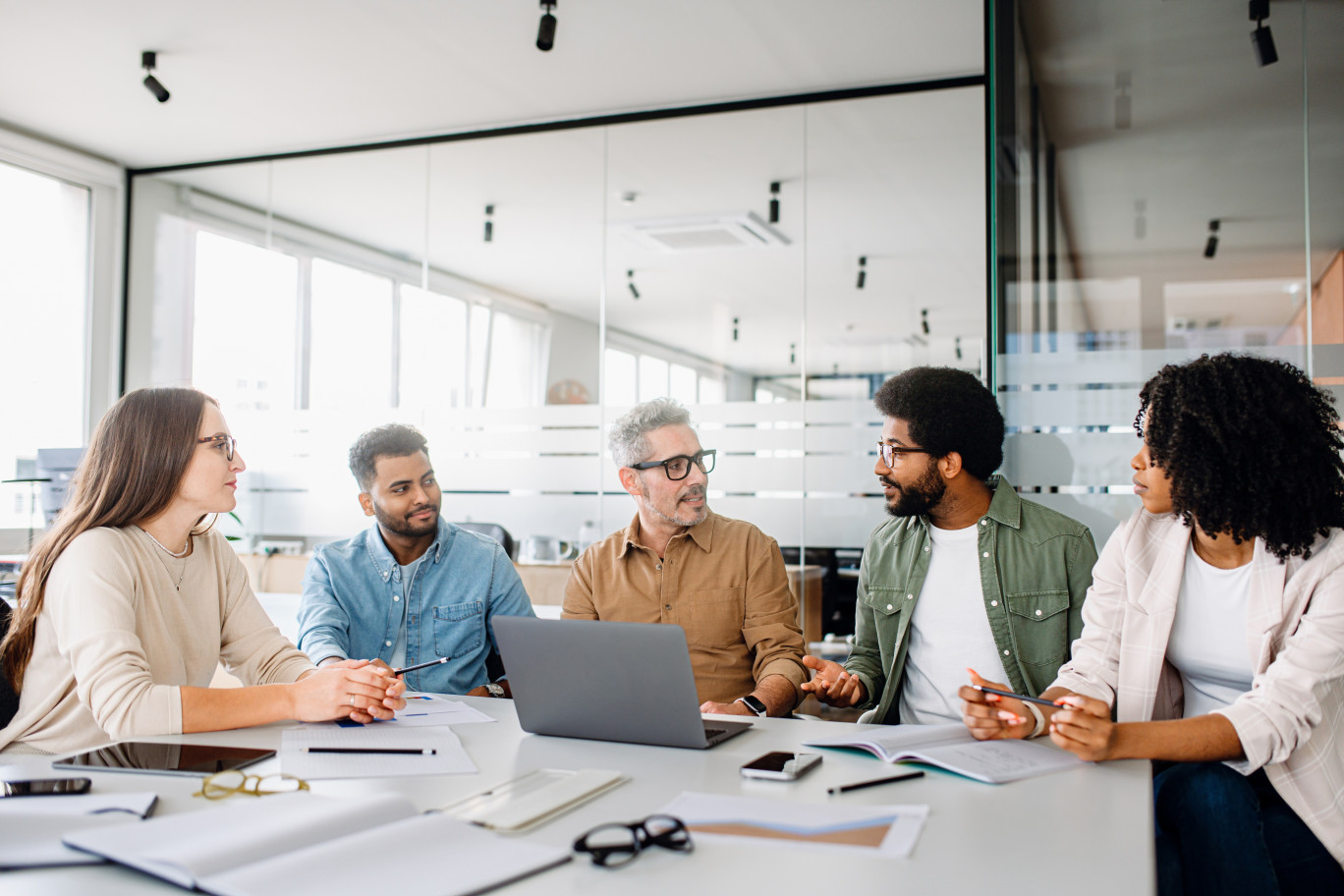 Les Français placent en tête le maintien dans l’emploi des seniors (27%) et la sensibilisation de l’ensemble des salariés (26%). (c) Adobe stock