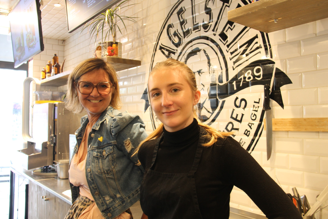© Emmanuel Varrier. Après avoir repris il y a deux ans et demi, le Bagelstein de la rue du Pont Mouja et repris récemment un établissement de cette franchise au Luxembourg, Virginie Vernez (à gauche) va ouvrir prochainement un nouveau Bagelstein dans le hall République de la gare de Nancy.