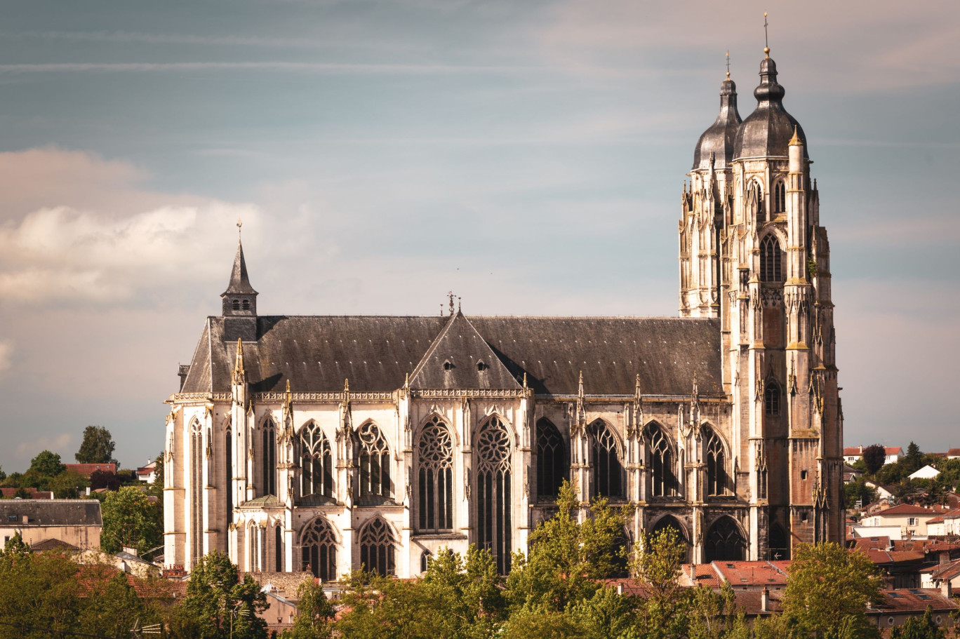 © Johann Marin-Thiery. Ancrée en cœur de ville, la basilique de Saint-Nicolas-de-Port est l’un des phares des pays du Sel et Vermois.