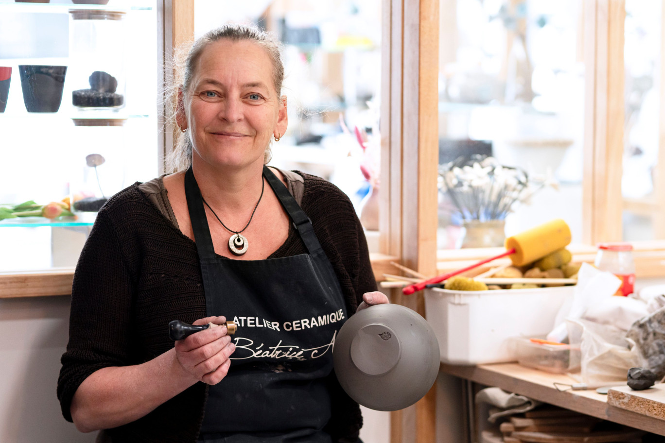 Béatrice Allard a ouvert son atelier de céramique en 2012. © Laurence Deleau