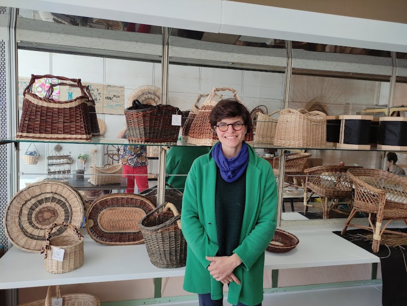 Lucie Pau crée des sculptures et objets en osier, la vannière réalise également de jolis paniers en osier, matière première naturelle et durable.