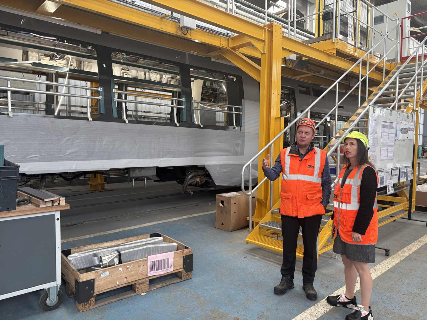 Marc Bontemps, un des directeurs industriels des technicentres de la SNCF, avec Fanny Anor, préfète de l'Aisne.