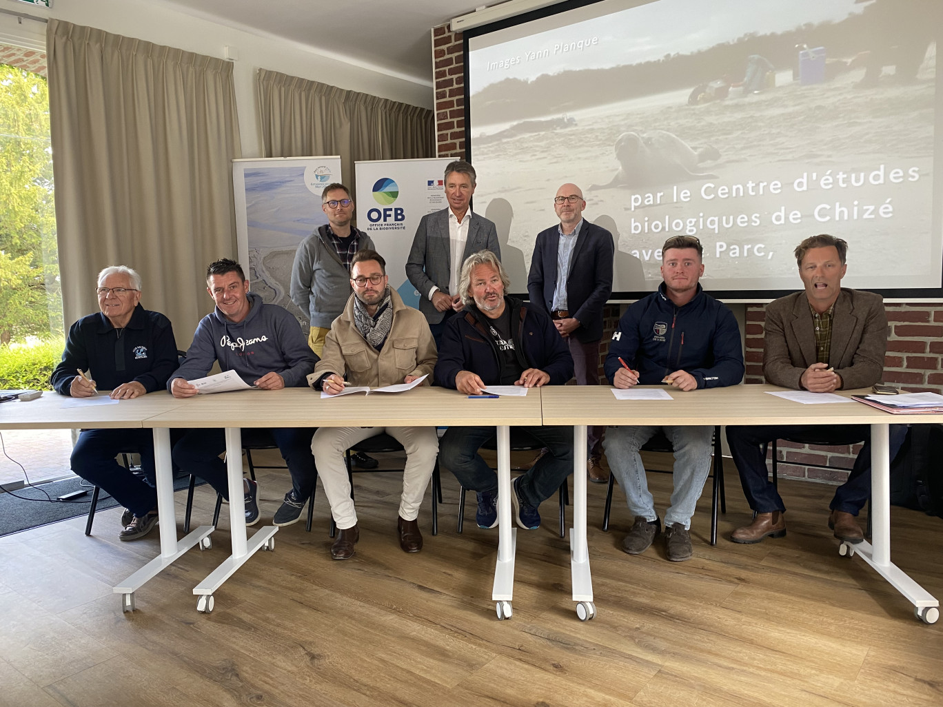 Les signataires s’engagent notamment à respecter une distance supérieure à 100 m autour d'un groupe de phoques.
