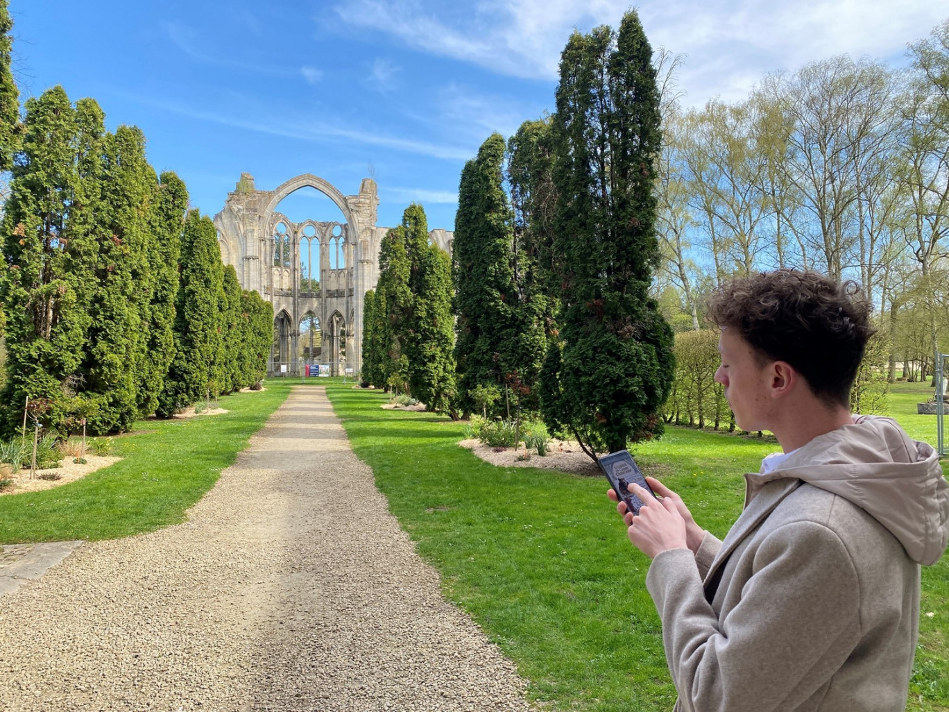Une application permet de découvrir le lieu de façon ludique. © Abbaye d’Ourscamp