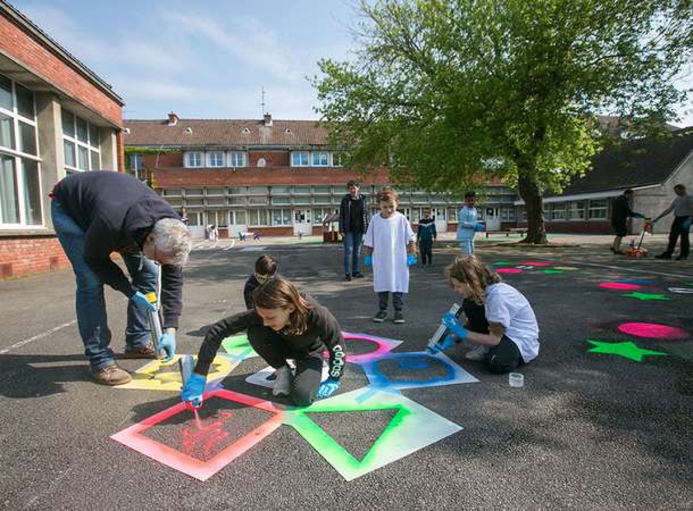 Des chantiers participatifs comme le traçage de jeux dans les cours d'écoles reviennent pour cette édition 2025. © Ville d'Amiens