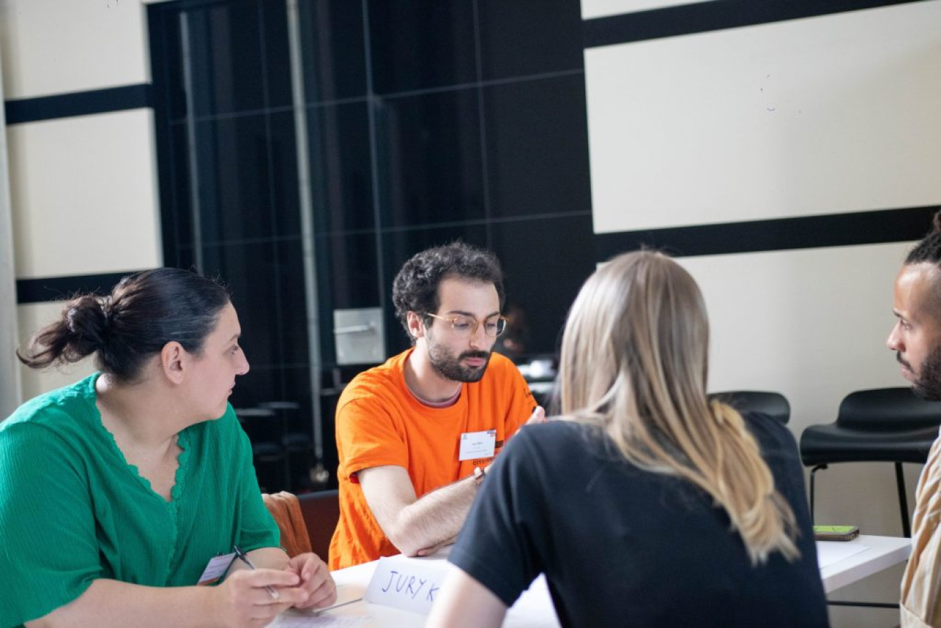 Valoriser l'expérience et intégrer les codes du milieu professionnel. © D.R.