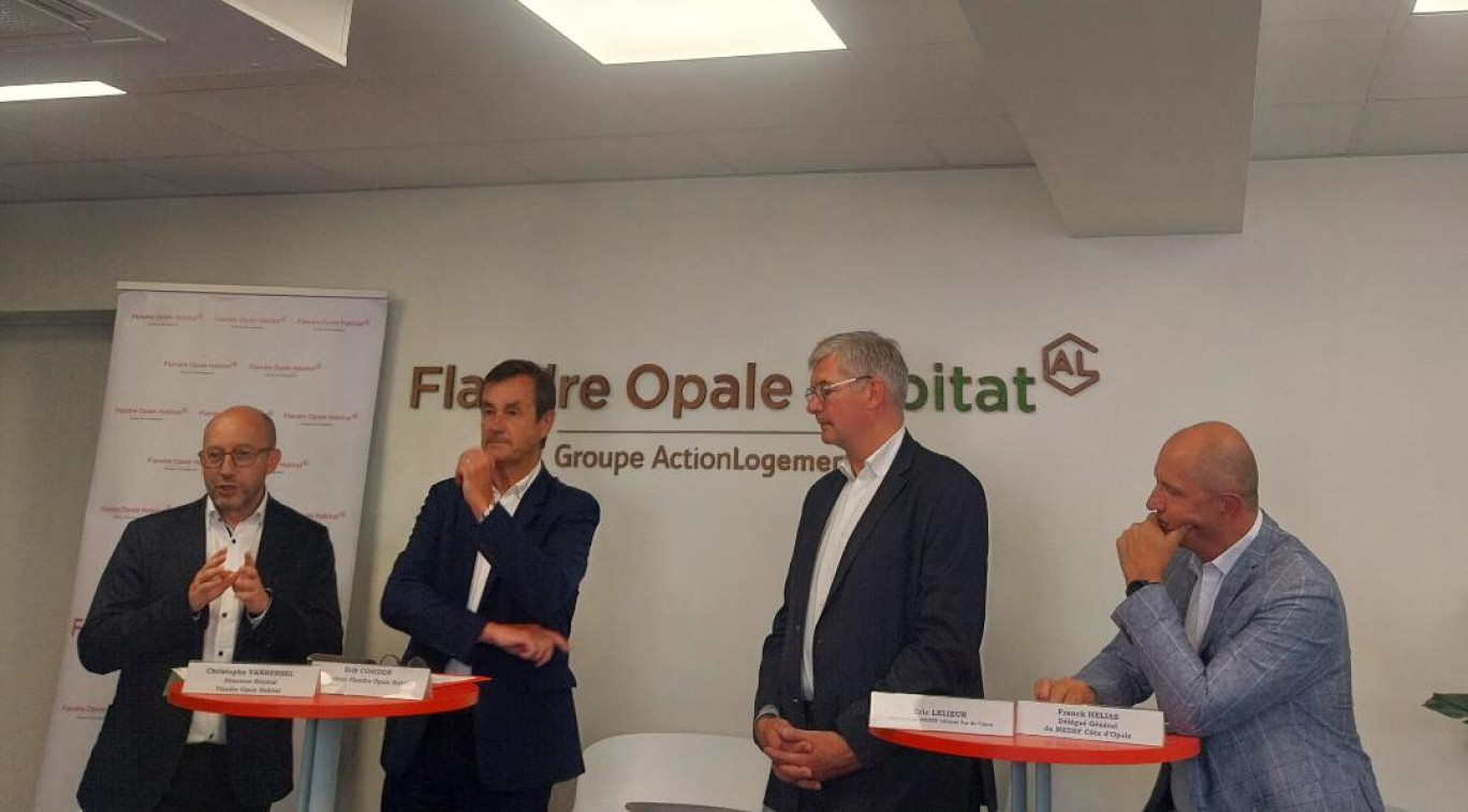 Christophe Vanhersel (à gauche), directeur général de Flandre Opale Habitat a fait le bilan des programmes de construction en cours en présence de représentants du Médef Littoral-Côte d'Opale, actionnaire minoritaire.
