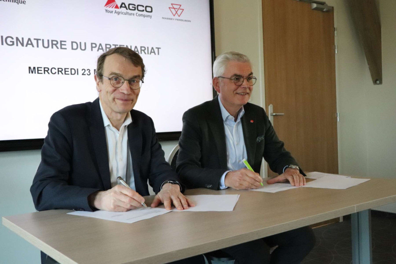 (de g. à dr.) Philippe Choquet, DG d'UniLasalle, et Thierry Lhotte, lors d'une signature stratégique, en 2022.© Isabelle B.