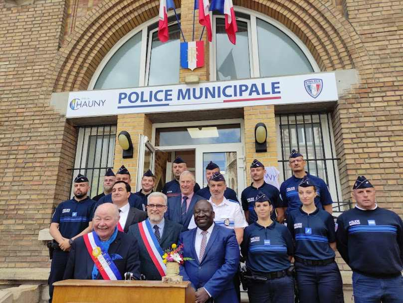 Au premier rang de gauche à droite, le maire honoraire, le maire et le sous-préfet