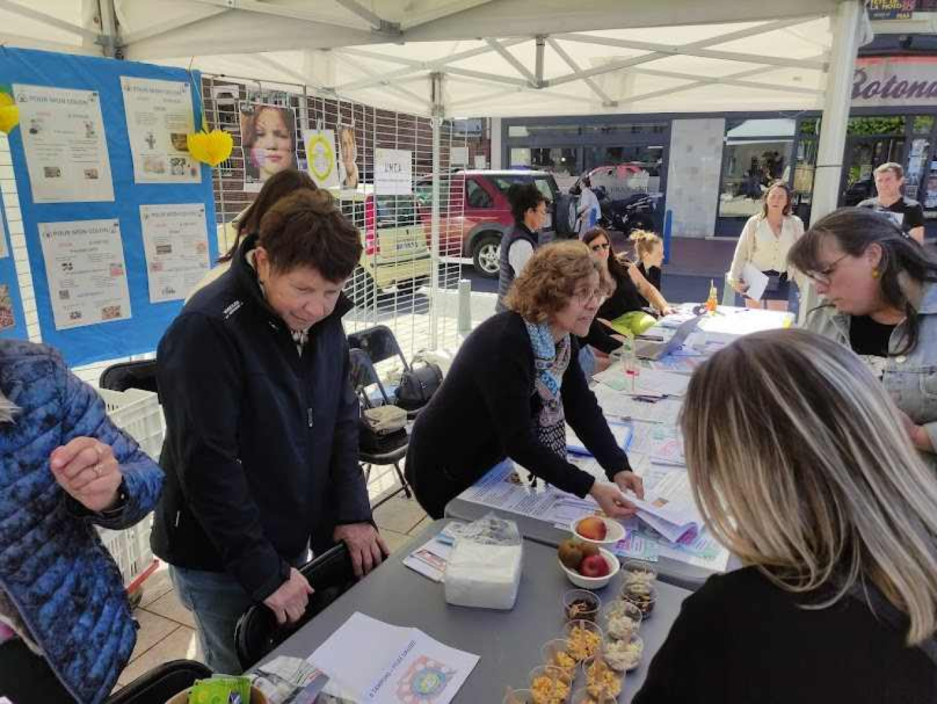 Les deux stands ont attiré les habitués du marché, intéressés par cette action d’information.