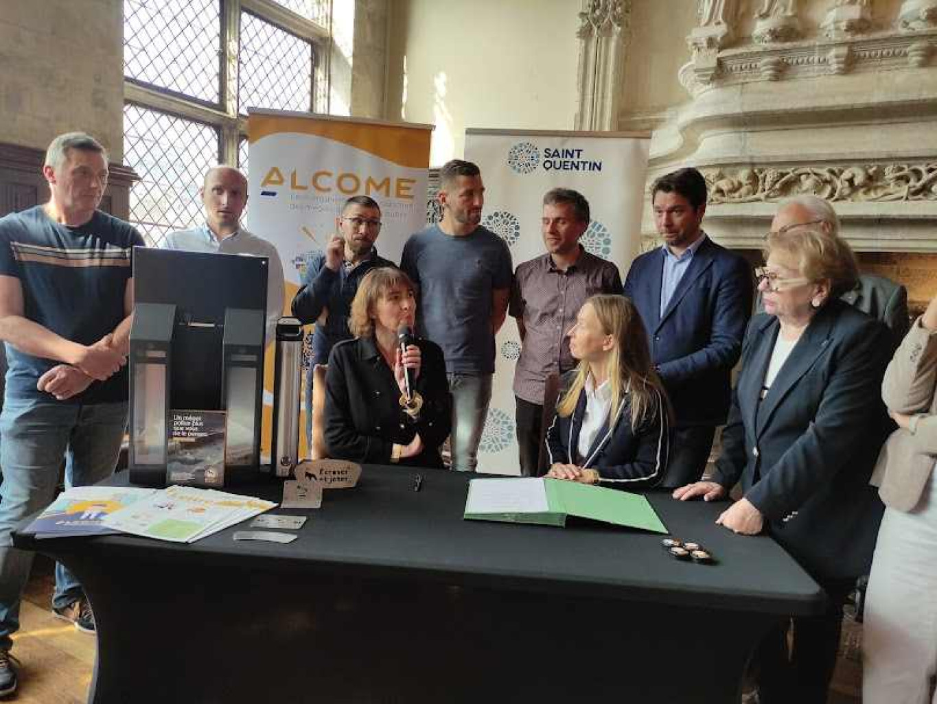 Frédérique Macarez, maire de Saint-Quentin à gauche, Marie-Noëlle Duval, la directrice générale d’Alcome et l’équipe municipale chargée de l’environnement.