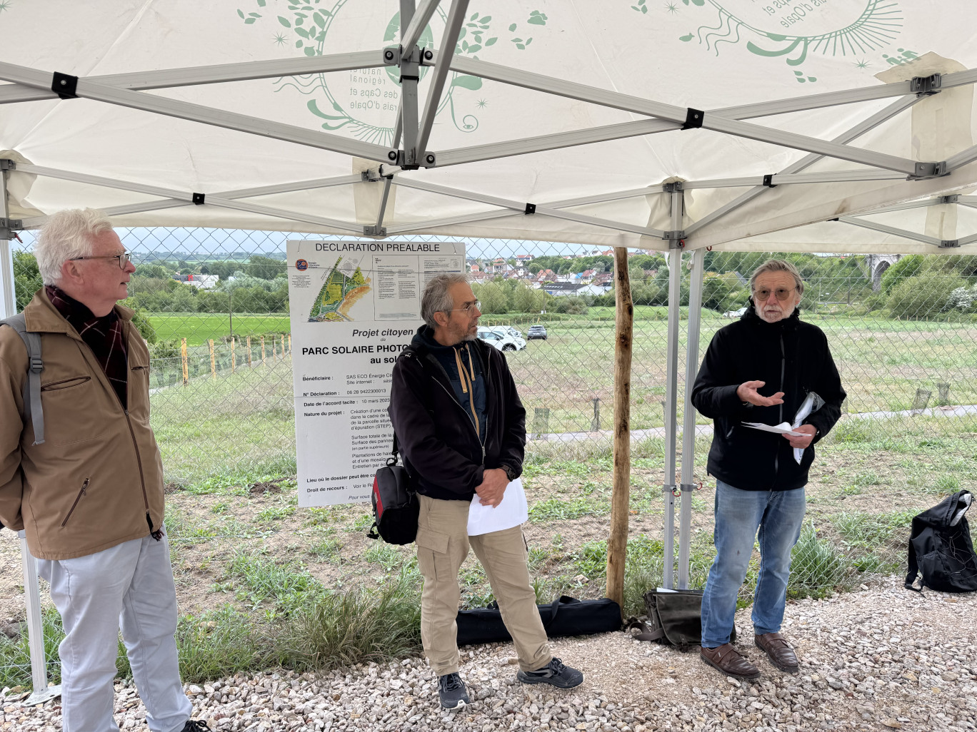 À droite, les deux dirigeants d'ECO expliquent le projet. © Aletheia Press / D.Boulogne