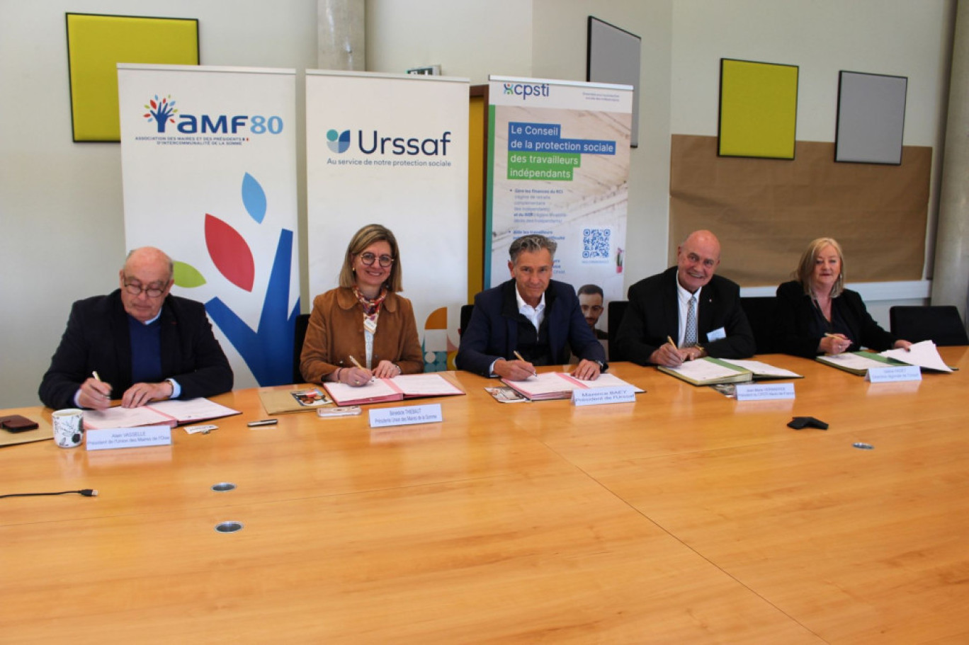 Réunis dans les locaux de l'Urssaf Picardie à Amiens, les représentants des AMF, de l'Urssaf et du CPSTI ont signé la convention de coopération.