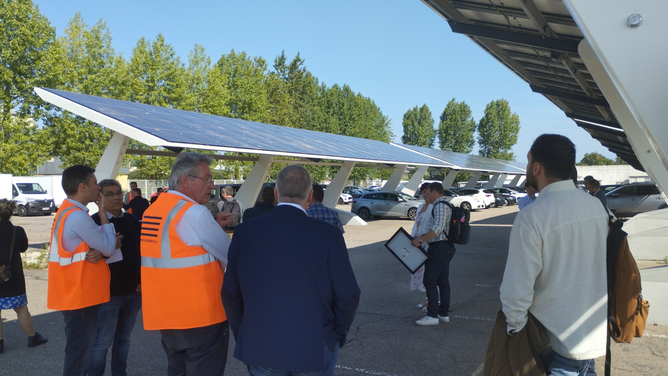 Les neuf ombrières photovoltaïques abritent les véhicules des salariés de Rousseau à Offranville. © Aletheia Press / B.Delabre