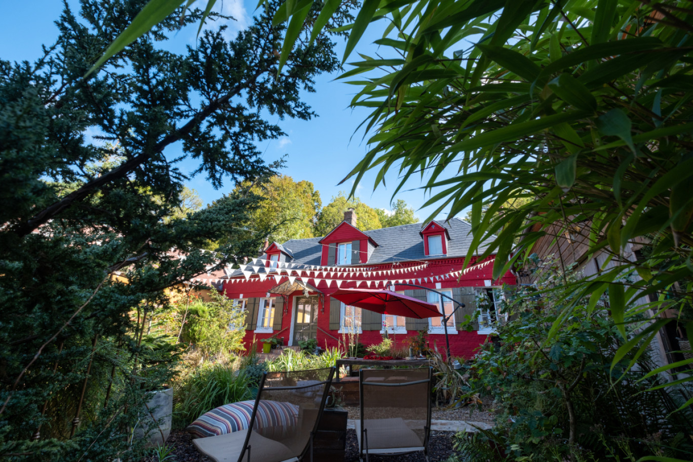 Au2, un ancien corps de ferme transformé en maison d’hôtes, un lieu unique pensé comme un décor vivant, par deux artistes passionnés. © Au2