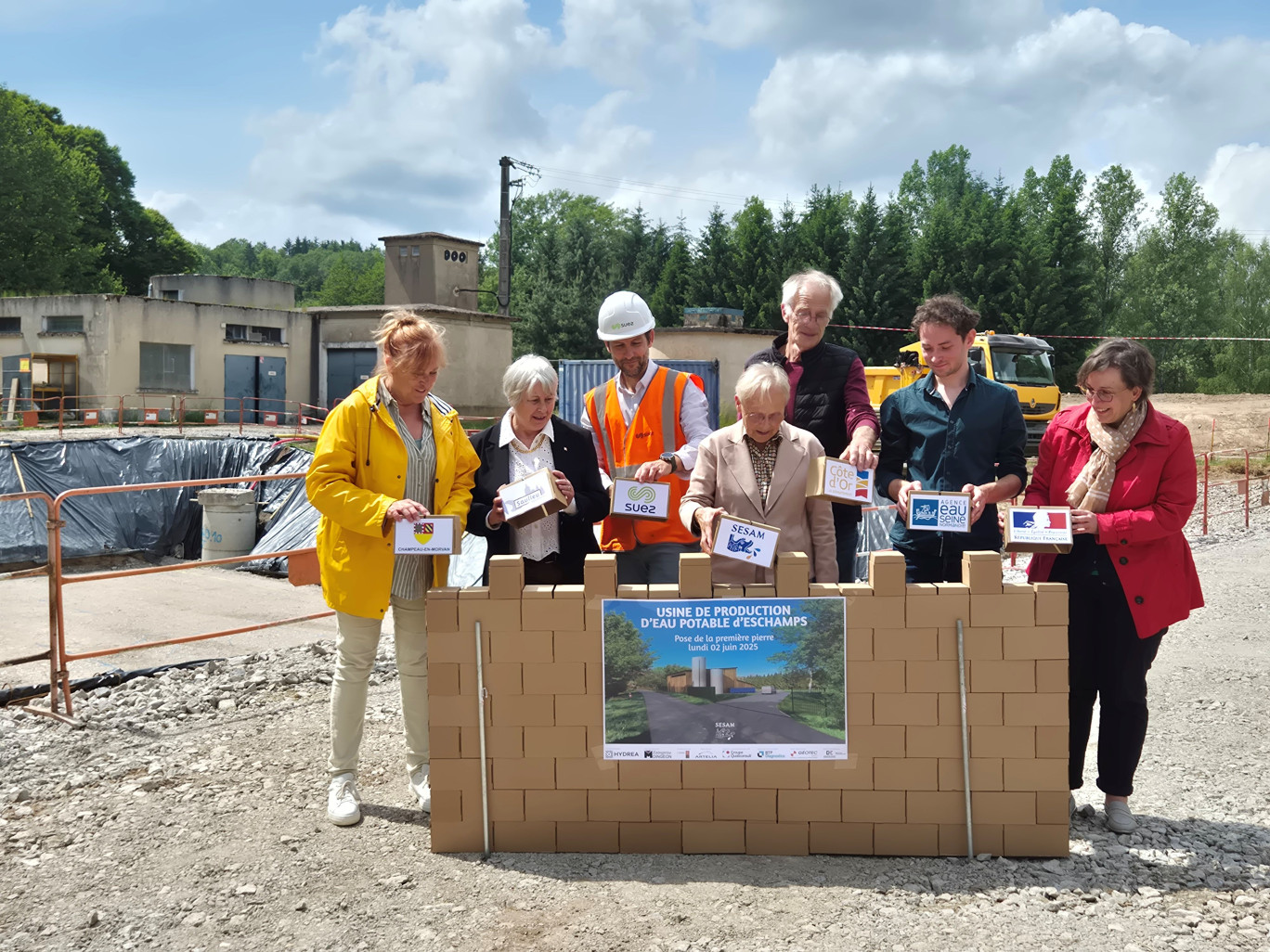 Les représentantes des communes de Champeau-en-Morvan et Saulieu, le directeur local de Suez, les représentants du département, de l’agence de l’eau et de la préfecture, ont entouré Martine Eap-Dupin, présidente du Sesam, pour la pose de la première pierre de la future usine de production d’eau potable d’Eschamps. © Aletheia Press / Nadège Hubert