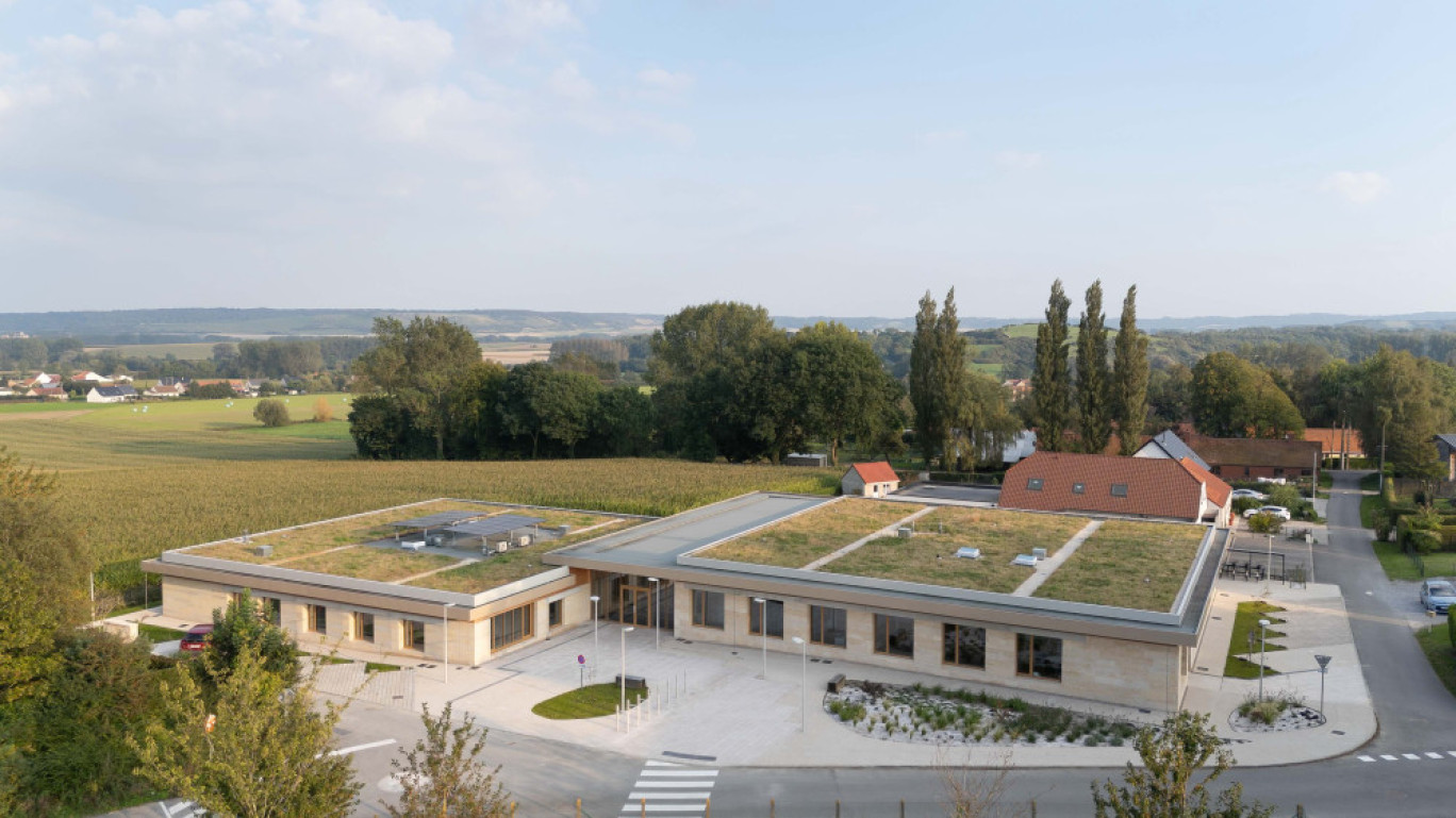 L'intégration paysagère du bâtiment était un critère important du projet. © Tandem +