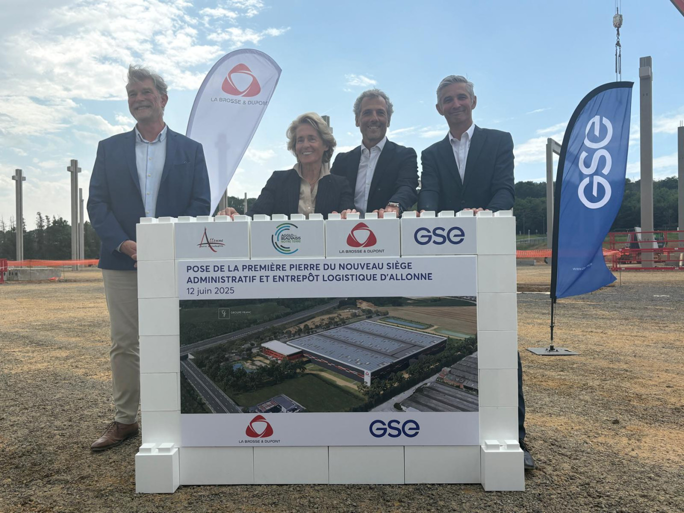 de g. à dr. Patrice Haezebrouck, maire d'Allonne, Caroline Cayeux, présidente du Beauvaisis, François Carayol, PDG de La Brosse & Dupont et Cédric Lupine, directeurt du développement chez GSE, ont posé la première pierre symbolique.
