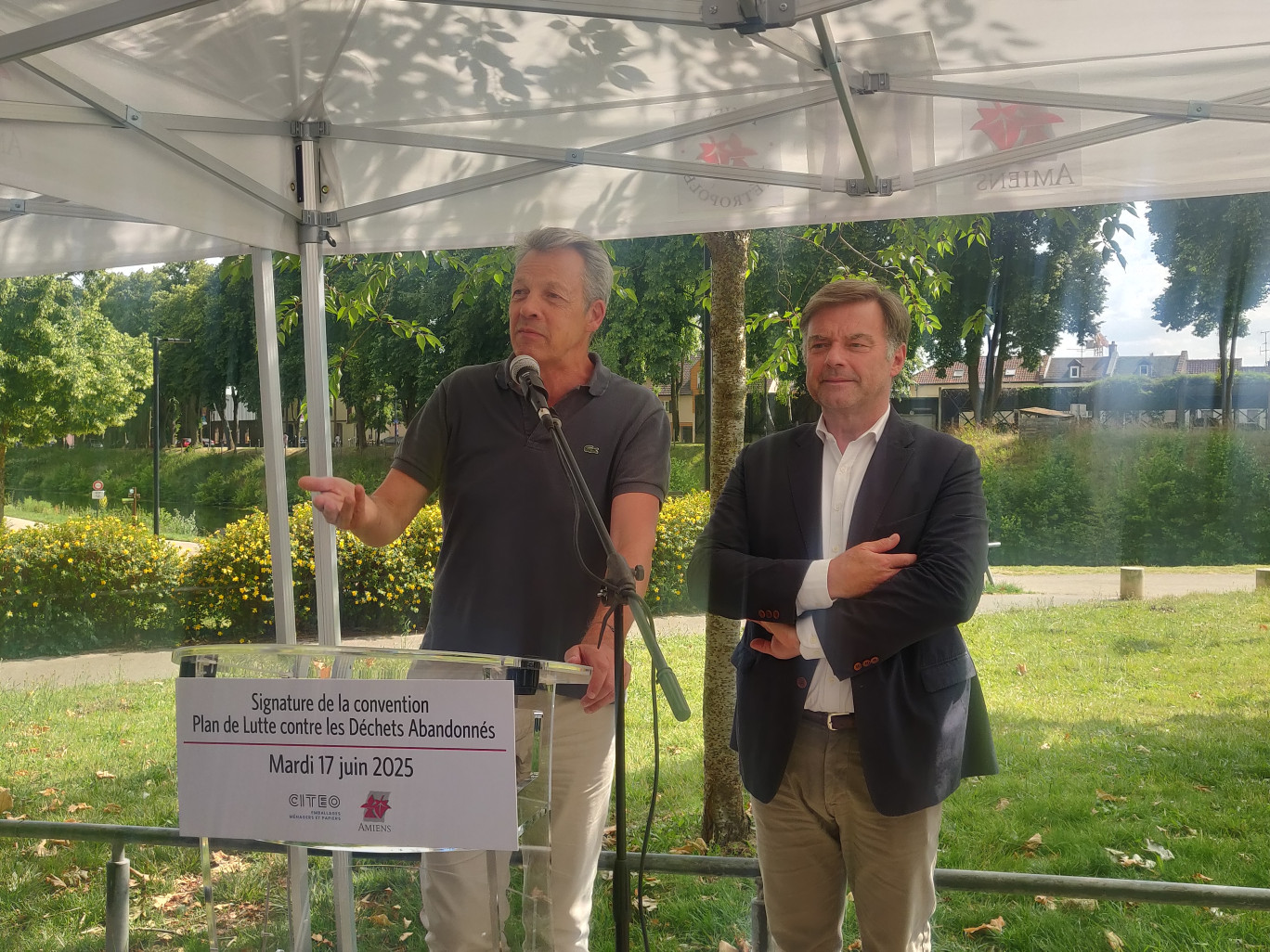 Laurent Dalibon et Hubert de Jenlis ont signé la convention de lutte contre les déchets abandonnés au parc Saint-Pierre. © Aletheia Press / DLP