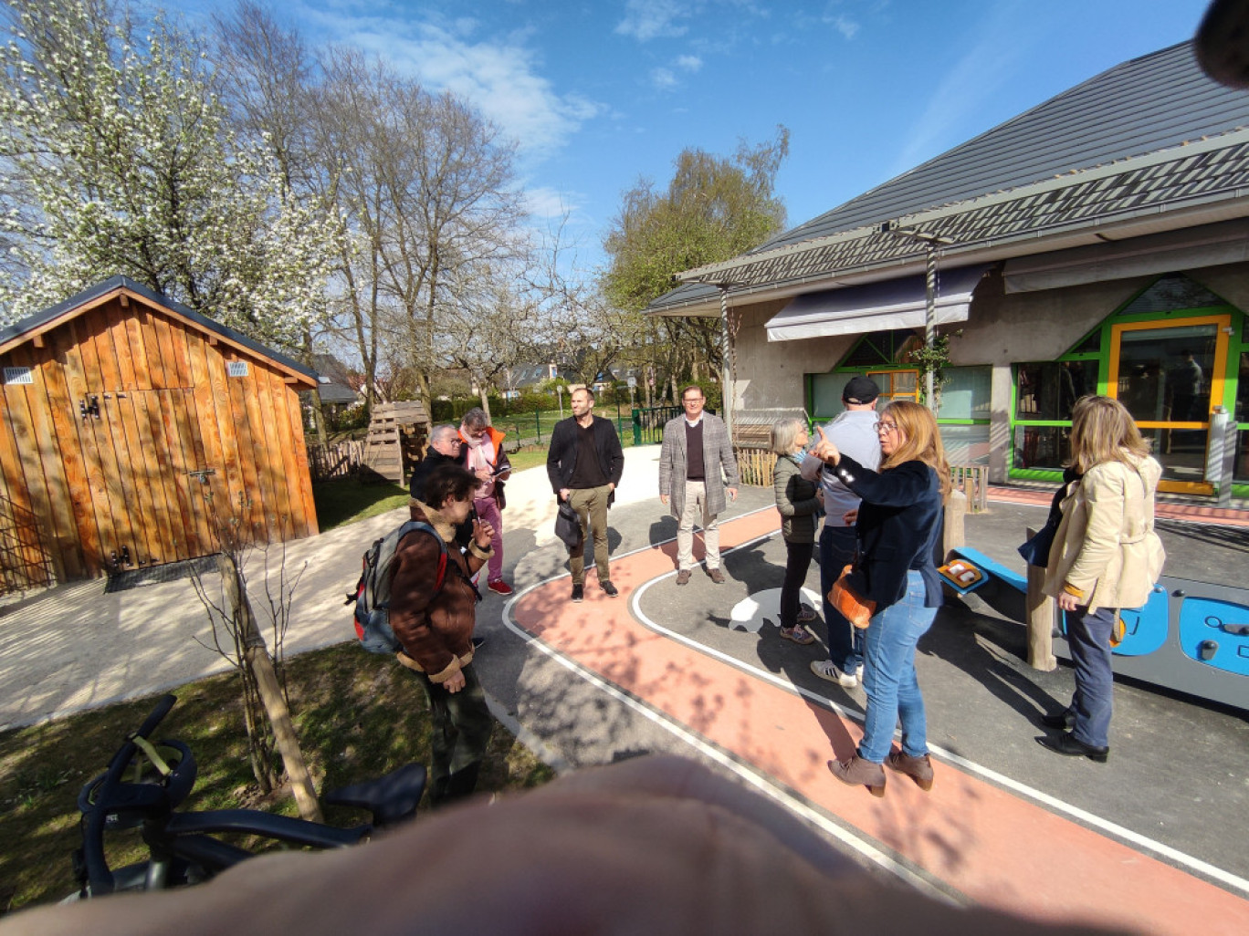Lors d'une «visite apprenante», le 4 avril dernier, organisée à l'école maternelle St-Exupéry de Mont-Saint-Aignan pour des membres du réseau «<i>Élus pour Agir</i>». L'occasion de découvrir les travaux de rénovation et de dés-imperméabilisation avec de nouveaux usages induits pour les enfants. © L. Leproust / Ademe Normandie