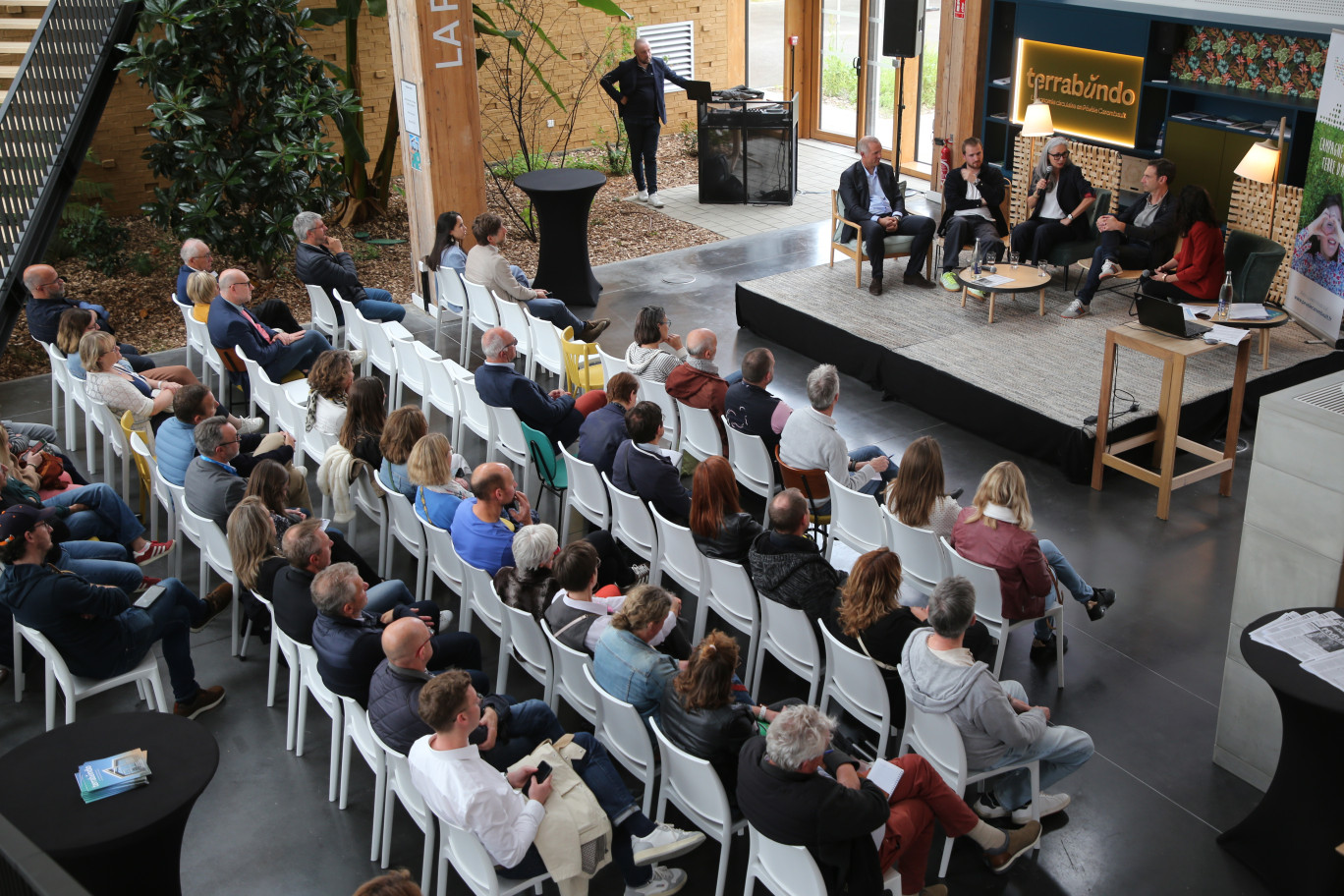 Implanté à Ennevelin sur 1400 m2, Terrabùndo héberge 13 entreprises et 80 coworkers en moyenne, pour 700 réunions et séminaires organisés depuis deux années et de nombreux rendez-vous programmés de janvier à décembre.