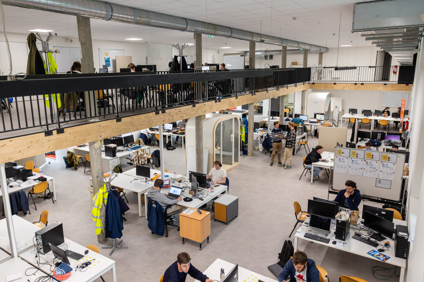 Le pôle "Services aux entreprises" travaille sur des cas concrets.