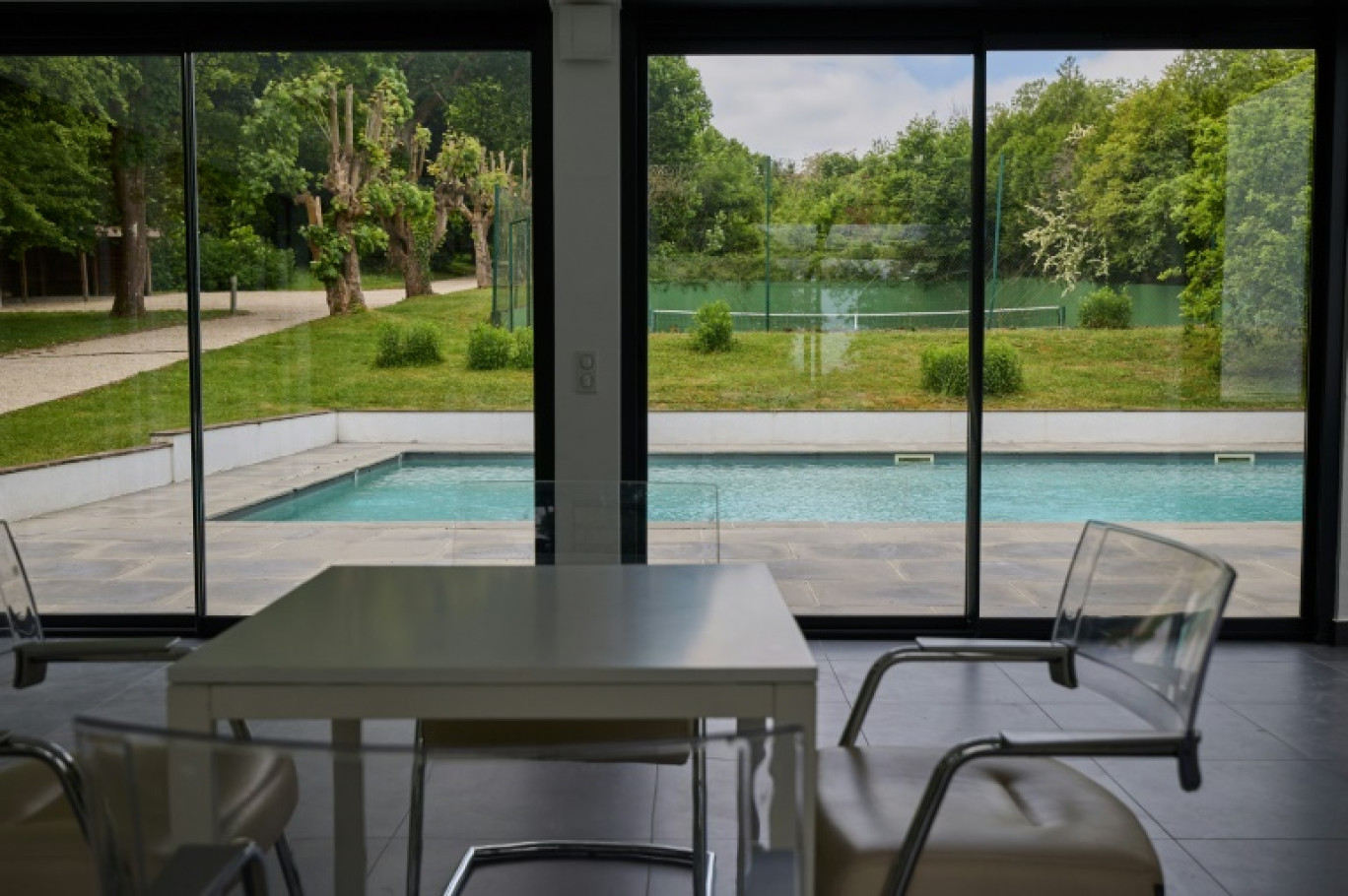 La piscine de l'ancienne résidence du couturier allemand Karl Lagerfeld à Louveciennes, dans les Yvelines, le 15 mai 2025 © Kiran RIDLEY