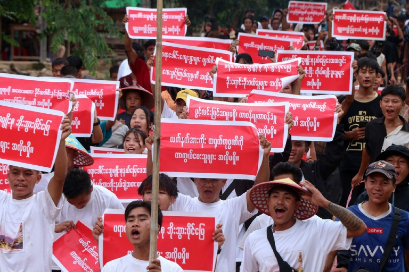 Des membres de l'ethnie Pradawng manifestent contre le projet d'extraire du plomb sur leurs terres lors d'un rassemblement à Pekon, dans l'Etat Shan, le 2 mai 2025 en Birmanie © STR
