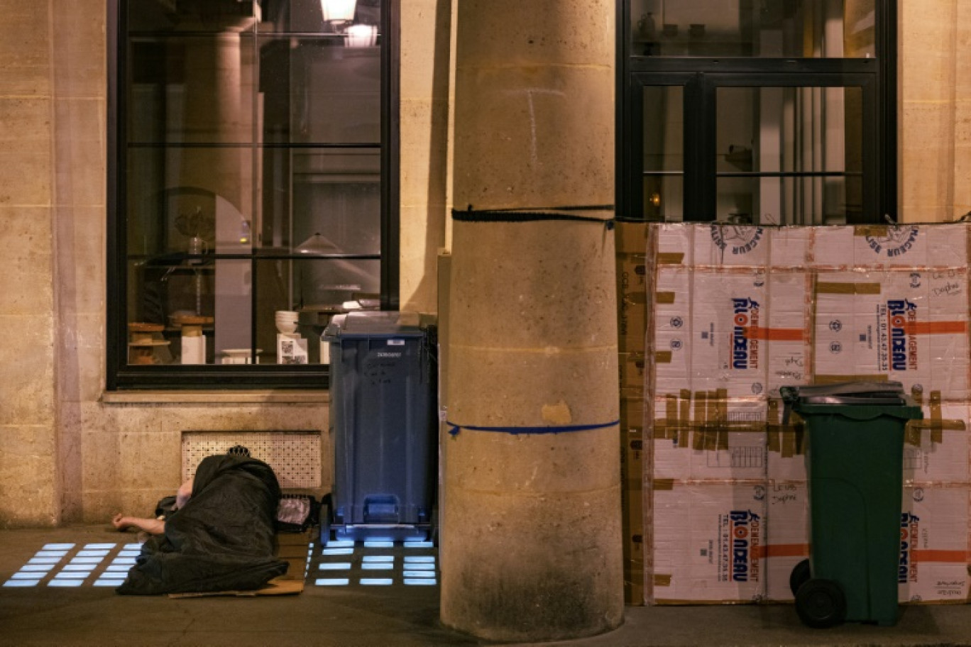 Un sans-abri dort sur un trottoir à Paris, le 4 juin 2025 © Joel Saget