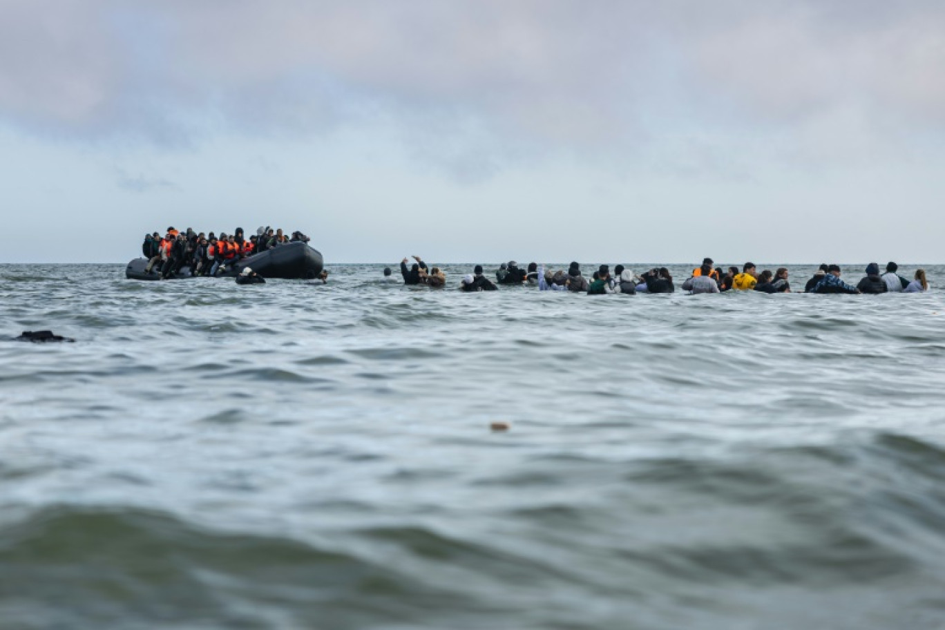 Des migrants embarquent à bord d'un bateau pour tenter de traverser la Manche, le 26 mars 2025 au large de la plage de Gravelines, dans le nord de la France © Sameer Al-DOUMY