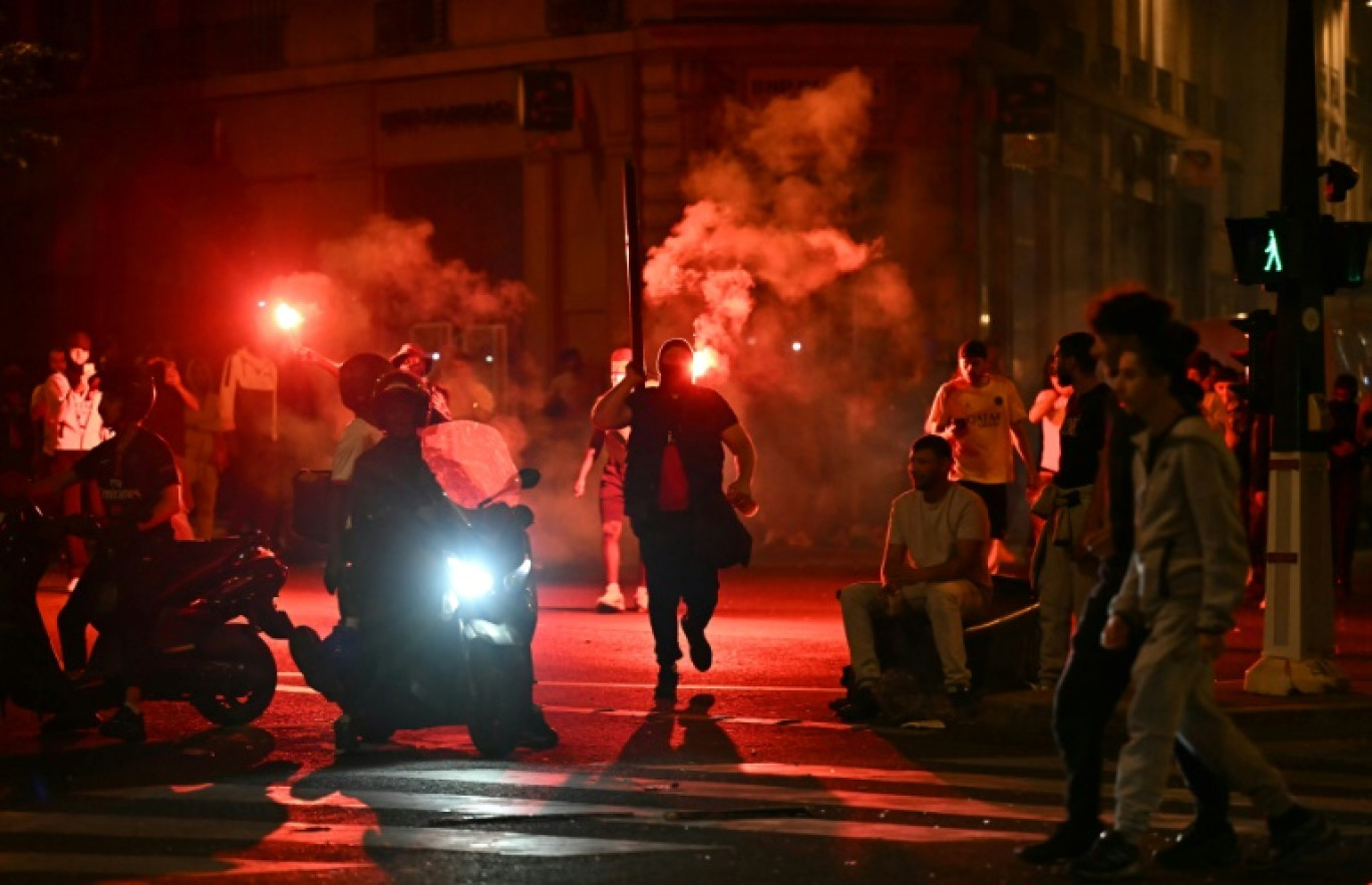 Des supporteurs du Paris Saint-Germain célèbrent la victoire de leur club le 1er juin 2025 à Paris © LOU BENOIST