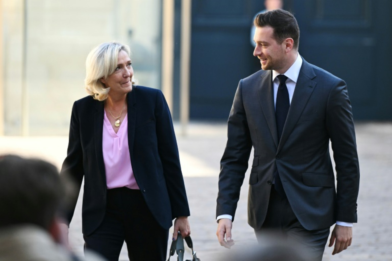 La présidente du groupe parlementaire Rassemblement national (RN), Marine Le Pen (g), et le président et député européen du Rassemblement national (RN) Jordan Bardella, le 30 avril 2025 à Paris © Bertrand GUAY