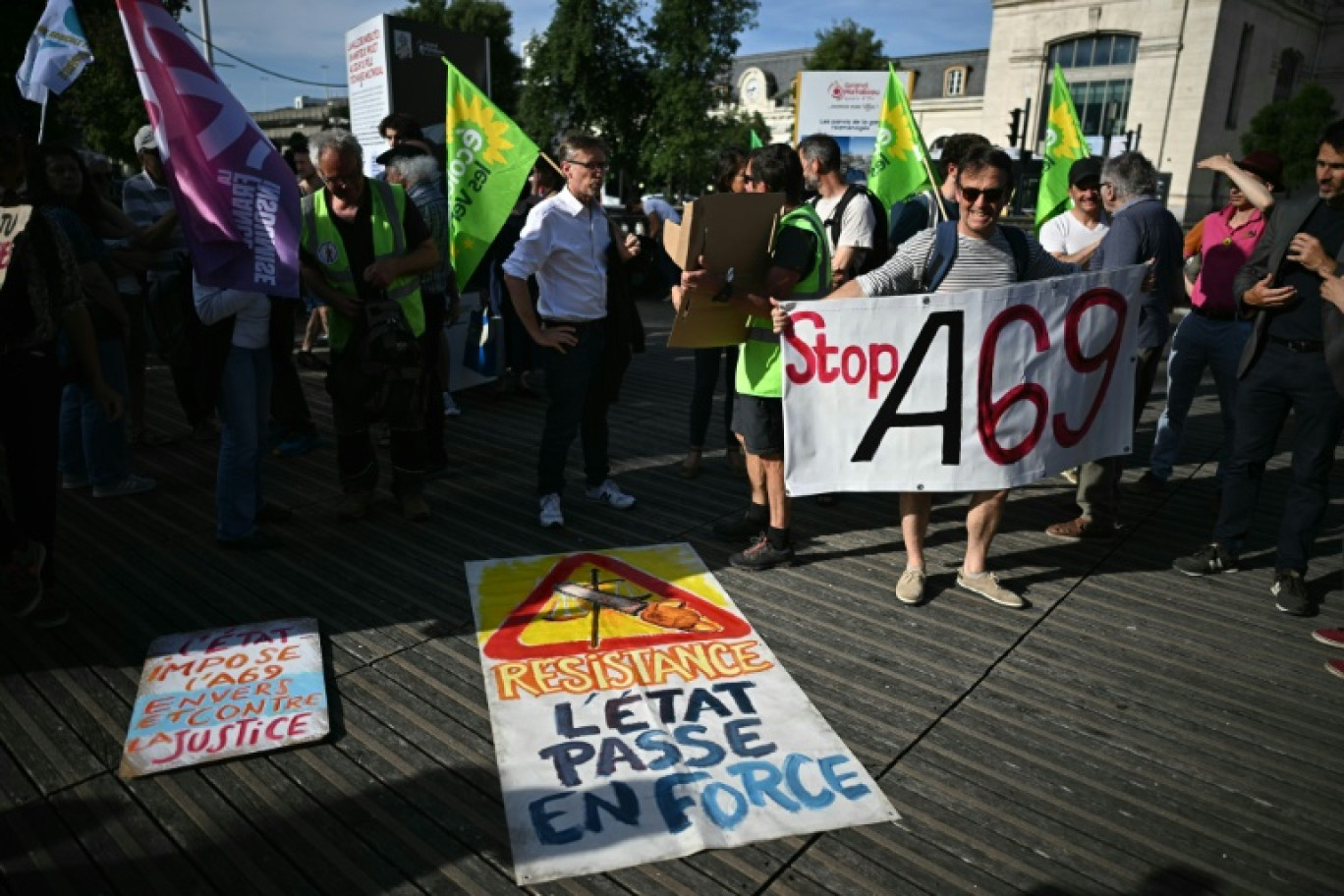 Des opposants au projet d'autoroute A69 entre Castres et Toulouse rassemblés devant la gare de Toulouse, le 28 mai 2025 © Lionel BONAVENTURE