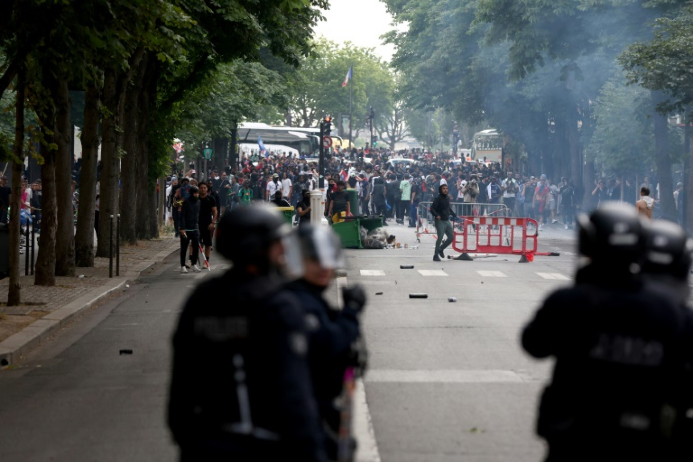 Des affrontements ont lieu entre les policiers et la foule après le défilé du bus de l'équipe du PSG, près de l'avenue des Champs-Élysées à Paris, le 1er juin 2025, au lendemain de la victoire du PSG lors de la finale de la Ligue des champions de l'UEFA 2025 contre l'Inter Milan à Munich © Romain PERROCHEAU